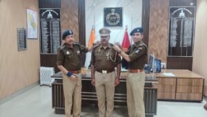 उन्नाव में दो पुलिसकर्मियों को पदोन्नति, एसएसपी ने कंधे पर स्टार लगाकर दी शुभकामनाएं