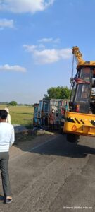 उन्नाव: तेज रफ्तार ट्रक पलटा, ड्राइवर घायल