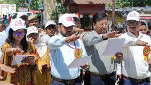 डीएम गौरांग राठी ने संचारी रोग व ‘स्कूल चलो अभियान’ की जागरूकता वैन को दिखाई हरी झंडी