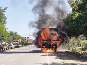 उन्नाव: लखनऊ-कानपुर हाईवे पर चलते ट्रक में लगी भीषण आग, मचा हड़कंप