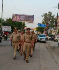 उन्नाव: सुरक्षा व्यवस्था को लेकर बाजार में पुलिस का पैदल गश्त, लोगों को दिए निर्देश