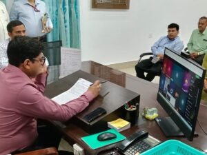निर्माणाधीन मीटिंग हॉल का डीएम ने किया निरीक्षण, कार्य में तेजी के निर्देश