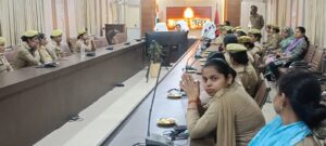 उन्नाव पुलिस लाइन में महिला आरक्षियों के साथ बैठक, समस्याओं के समाधान के निर्देश