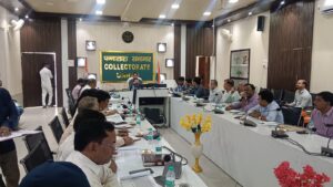 उन्नाव: पंचायत कार्यों की समीक्षा में सख्त दिखे जिलाधिकारी, लापरवाही पर वेतन रोकने के निर्देश
