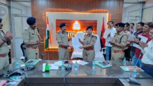उन्नाव पुलिस लाइन में उत्कृष्ट कार्य करने वाले पुलिसकर्मी सम्मानित