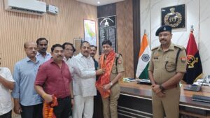लूटकांड के खुलासे पर व्यापार मंडल ने उन्नाव पुलिस का किया सम्मान