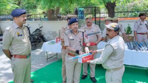 ट्रैफिक ड्यूटी में तैनात जवानों का बढ़ाया हौसला, एसएसपी ने किया सम्मान