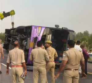 उत्तर प्रदेश में सड़क हादसे में 14 लोगों की मौत अन्य गंभीर घायल