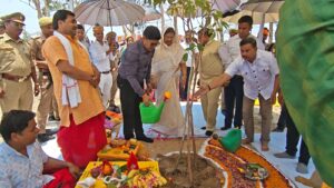 ‘एक पेड़ मां के नाम’ अभियान के तहत डीएम ने किया पौधारोपण