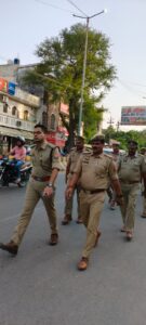 सुरक्षा व्यवस्था को लेकर एएसपी ने किया पैदल गश्त, रेलवे स्टेशन और बाजारों का लिया जायजा