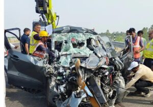 गंगा एक्सप्रेस-वे पर भीषण हादसा, कार सवार चार लोगों की मौत