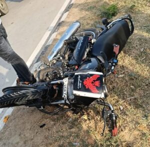 कोरारी मोड़ के पास भीषण सड़क हादसा, बाइक सवार युवक की मौत