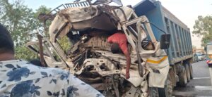 नवाबगंज टोल प्लाजा के पास दो डंपरों की टक्कर, चालक की मौत, दो घायल