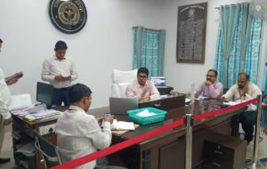 सीएम डैशबोर्ड समीक्षा बैठक में डीएम ने जताई नाराजगी, खराब प्रदर्शन वाले विभागों को सुधार के निर्देश