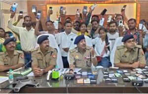 उन्नाव पुलिस ने 78 गुमशुदा मोबाइल बरामद कर मालिकों को लौटाए, चेहरों पर लौटी मुस्कान