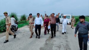 बाढ़ की तैयारियों का जायजा लेने पहुंचे जिलाधिकारी, संभावित प्रभावित क्षेत्रों का किया निरीक्षण