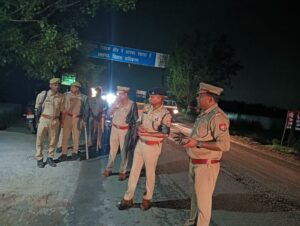लखनऊ बॉर्डर पर सघन चेकिंग अभियान, यातायात नियम तोड़ने वालों पर कार्रवाई