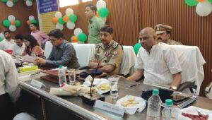 हसनगंज सम्पूर्ण समाधान दिवस में डीएम ने सुनीं शिकायतें, अधिकारियों को दी सख्त चेतावनी