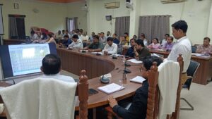 राजस्व वसूली में ढिलाई पर डीएम सख्त, दो अधिकारियों का वेतन रोकने के निर्देश