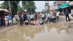 लोकनगर रोड की बदहाल सड़क को लेकर फूटा लोगों का गुस्सा, धरने पर बैठे मोहल्लेवासी