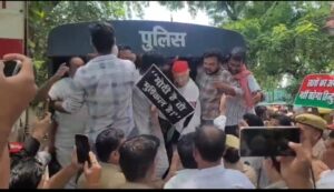 अखिलेश यादव की हिरासत के विरोध में सड़क पर उतरे सपाई