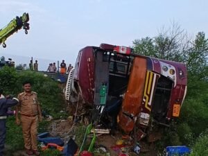 उन्नाव में आगरा-लखनऊ एक्सप्रेसवे पर 10 मिनट में दो बस हादसे, 34 यात्री घायल