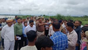 बाढ़ को लेकर उन्नाव प्रशासन सतर्क, डीएम घनश्याम मीना ने किया संवेदनशील क्षेत्रों का निरीक्षण
