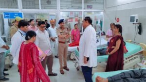 उन्नाव: हादसे में घायल यात्रियों से मिले डीएम, इलाज में लापरवाही न बरतने के निर्देश