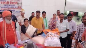 उन्नाव: बाढ़ प्रभावित परिवारों को बांटी गई राहत सामग्री, मंत्री ने देखे राहत-बचाव के इंतजाम