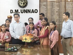 उन्नाव के स्कूली बच्चों की अनूठी पहल, सैनिकों के लिए तैयार कीं राखियां