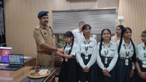 उन्नाव में छात्राओं ने पुलिस अधिकारियों को राखी बांधकर मनाया रक्षाबंधन