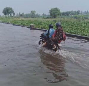 उन्नाव: गंगा का जलस्तर बढ़ने से पुल के ऊपर बह रहा पानी, ग्रामीणों में बढ़ी चिंता