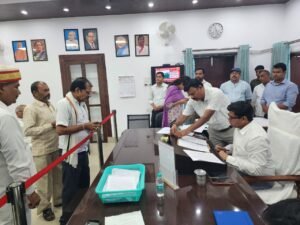 उन्नाव: जनता दर्शन में डीएम ने सुनीं फरियादियों की समस्याएं