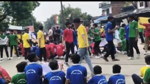 उन्नाव: टीचर, किताबें और पंखे नहीं मिले तो बच्चों ने सड़क पर लगाया जाम