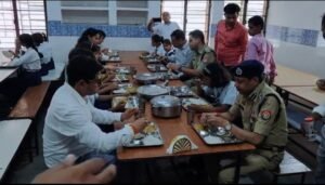 छात्रों की पढ़ाई से लेकर खाने तक की गुणवत्ता परखी, डीएम ने दिए जरूरी निर्देश