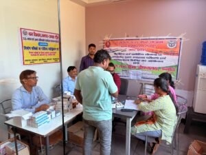 उन्नाव: बंथर में स्वास्थ्य शिविर, 110 श्रमिकों का हुआ स्वास्थ्य परीक्षण