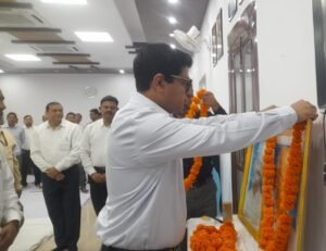 उन्नाव: कलेक्ट्रेट में श्रद्धा और सम्मान के साथ मनाई गई गांधी-शास्त्री जयंती