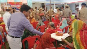 मिशन शक्ति 6.0: उन्नाव के वृद्धाश्रम में डीएम और एसपी ने बांटे फल, साड़ी व कंबल